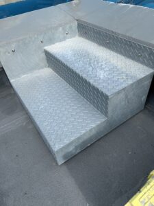 中央区築地のマンションに施工した屋上ステップ
