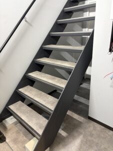 電機企業の工場の鉄骨階段_金物工事施工実績