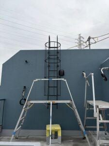 電機企業の工場の屋上タラップ_ルーバー_金物工事施工実績