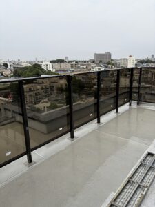 東京都目黒のマンションに施工したアルミ手摺の金物工事