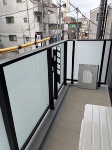 東京都板橋区のマンションに施工したガラス手摺の金物工事