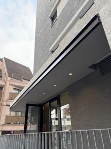 東京都板橋区のマンションに施工した幕板の金物工事