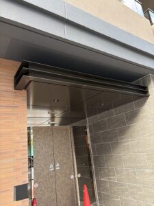 東京都目黒のマンションに施工したアルミ幕板の金物工事