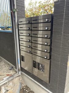 神奈川県川崎市のアパートのに施工したメールボックス・宅配ボックスの金物工事