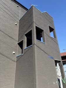埼玉県富士見市のアパートに施工した笠木・侵入防止柵の金物工事