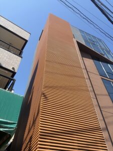 東京都大田区のビルに施工したルーバーの金物工事