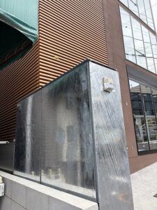 東京都大田区のビルに施工した設備ボックスパネルの金物工事