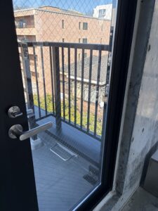 東京都大田区のビルに施工したアルミ手摺の金物工事