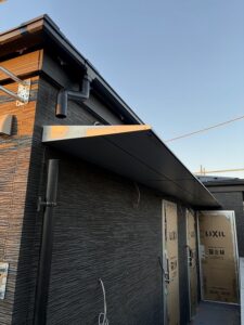 埼玉県富士見市のアパートに施工した庇の金物工事