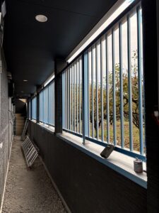 神奈川県川崎市のアパートのに施工した侵入防止柵の金物工事