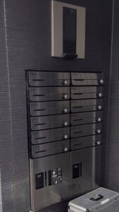 西東京市保谷町西部柳沢のアパートに施工したメールBOX・宅配BOXの金物工事